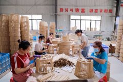 “以竹代塑”兴财产 绿色成长富村落 “以竹代塑”兴财产 绿色成长富村落